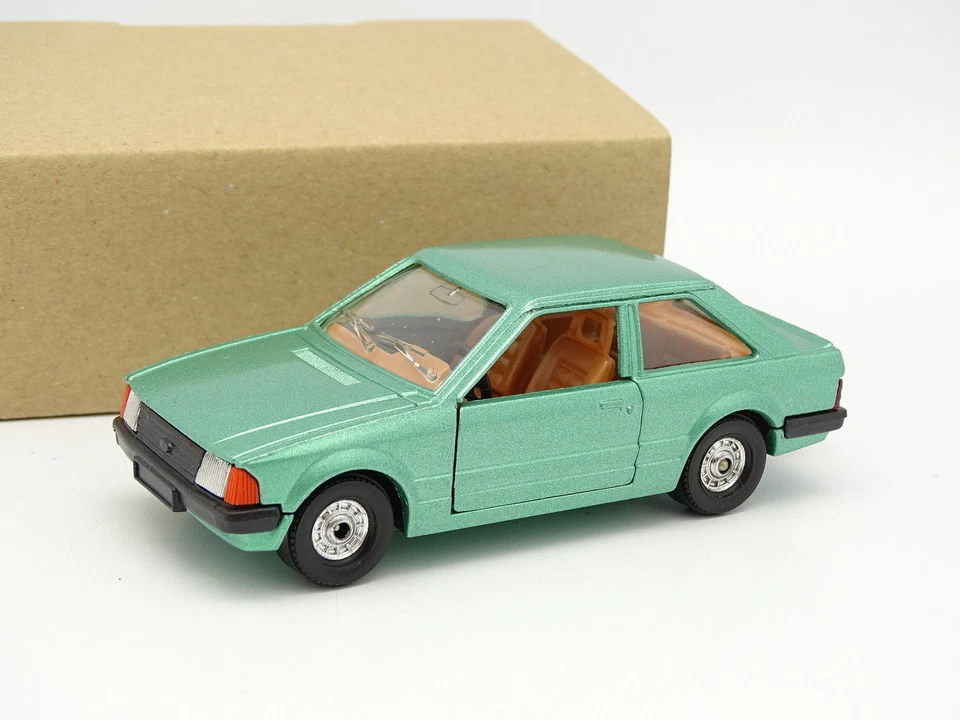 Corgi 1/36 - Ford Escort 1.3 Gl Verde - Immagine 1 di 1