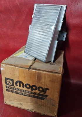 Nuevo de Lote Antiguo 1981-84 Plymouth Reliant Dodge Aries LH Lámpara de Estacionamiento Marcador Luz Mopar 4174003 Foto 1 de 4