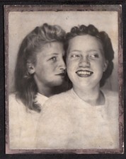 FACE NUZZLE LOVELY LESBIAN KISS WOMEN ~ 1940s PHOTOMATIC PHOTOBOOTH PHOTO