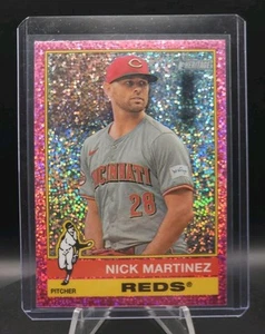 Topps Heritage #444 Nick Martinez 2025 rosa brillante cromo Cincinnati Reds SP - Imagen 1 de 3