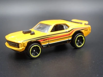 1970 70 FORD MUSTANG Mach 1 Fastback Arancione 1:64 Diorama Scala Modellino Car - Immagine 1 di 4