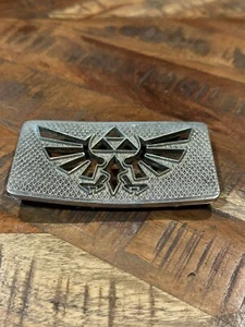 THE LEGEND OF ZELDA Silver Belt Buckle Tri-Force Crest 2011 Nintendo RARE - Picture 1 of 2