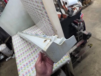 01-07 SUZUKI AERIO ЛЕВАЯ КАЧАЮЩАЯСЯ ПАНЕЛЬ БОКОВОЙ ПОРОГ ЮБКА OEM БЕЛЫЙ Z7T ПОВРЕЖДЕН - Изображение 1 из 4