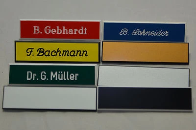 Namensschild Kunststoff mit Sicherheitsnadel oder Magnet mit ihrer Wunschgravur - Bild 1 von 3