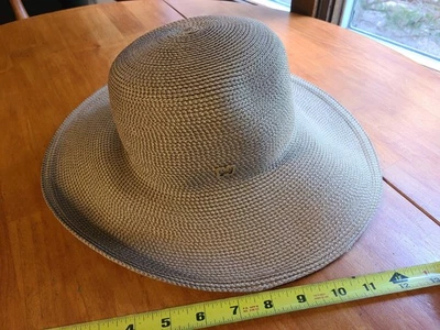 Шляпа Eric Javits Hampton Sun Hat Squishee упаковываемая соломенная шляпа фирменный логотип 50+ UPF - Изображение 1 из 4