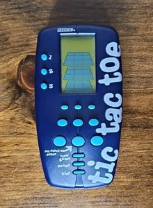 Gioco Portatile Elettronico Radica Tic Tac Toe 1998 Vintage FUNZIONANTE Blu Multiplayer - Foto 1 di 4