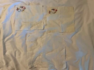 3 weiße Deckchen. 2 mit asiatischen genähten Bildern eines mit gestickten Blumen. - Bild 1 von 9