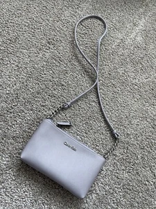 Cartera Bandolera Pequeña Lavanda Calvin Klein ENVÍO PRIORITARIO GRATIS EE. UU. - Imagen 1 de 8