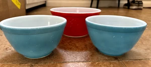 Juego de 3 cuencos mezcladores PYREX vintage rojo primario # 402 y 2 #401 - Imagen 1 de 7