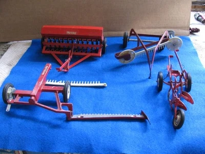 (2) ¿Ertl vintage? MAQUINARIA DE CORTE McCORMICK IHC + (2) CULTIVADOR TRU-SCALE juguetes Foto 1 de 4