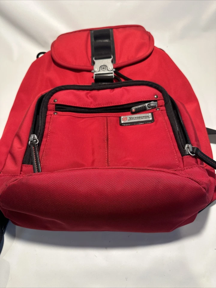 红色 Victorinox 背包 立即购买 — 第 1/4 张图片
