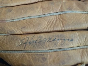 Joe Dimaggio Signed Mizuno Pete Rose Game Model Baseball Glove JSA COA NYY HOF - Picture 1 of 4