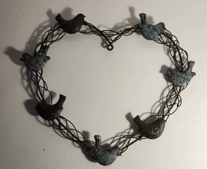 Corona de alambre de metal en forma de corazón con pájaros en acabado óxido y turquesa - Imagen 1 de 4