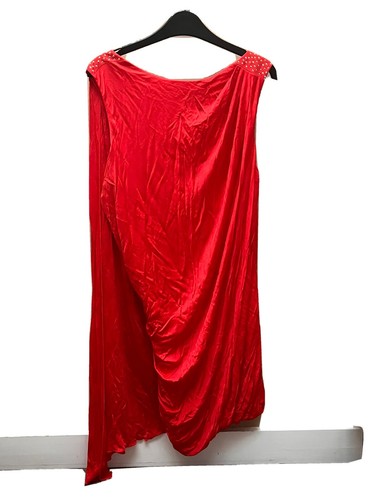 Abito rosso Versace H&M con mantello e borchie dorate sulle spalle