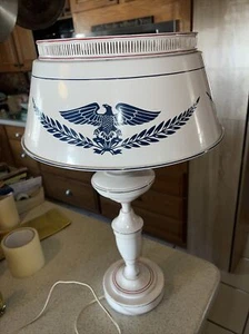 Eagle and Olive Branches Toleware vintage Lamp - Picture 1 of 8