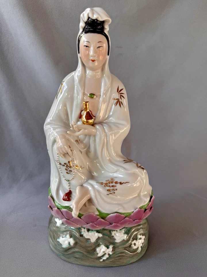 Figura Estatua Guanyin Porcelana China - Período República Hecha por Kong Xiang Ji Foto 1 de 4