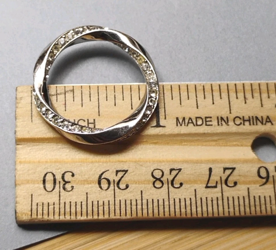 Anillo de diamantes de imitación retorcidos firmado con placa de plata COACH de diseñador talla 8, ¡usado! Foto 1 de 4