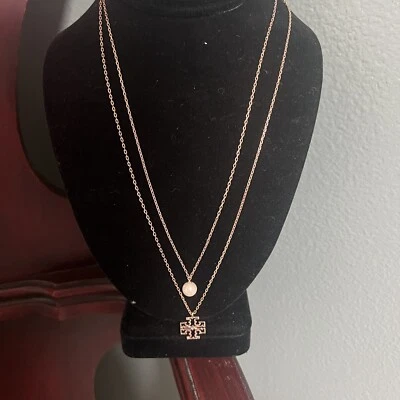 Berloque de pérola Tory Burch novo com etiquetas cruz folheado a ouro rosa colar duplo corrente - Imagem 1 de 3