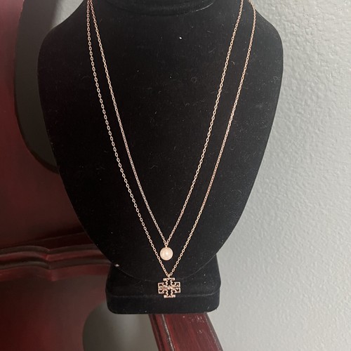 Collana catena doppia placcata oro rosa croce ciondolo perle Tory Burch nuova con etichetta