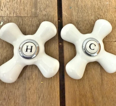 Manijas de grifo de baño cruzadas de porcelana antiguas de los años 1900-30 FRÍO CALIENTE vintage Foto 1 de 3