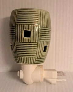 Scentsy Green Bamboo Basket Weave Wall Plug In Wax Warmer Night Light tested ok - Picture 1 of 6