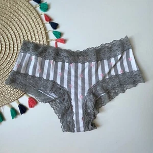 Victoria's Secret Flor Cintura de Encaje Algodón Panty Descarado Gris/Blanco Rayas M NUEVO - Imagen 1 de 6