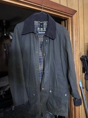 Chaqueta de cera Barbour talla mediana se ajusta como una grande. Verde oscuro excelente estado Foto 1 de 4