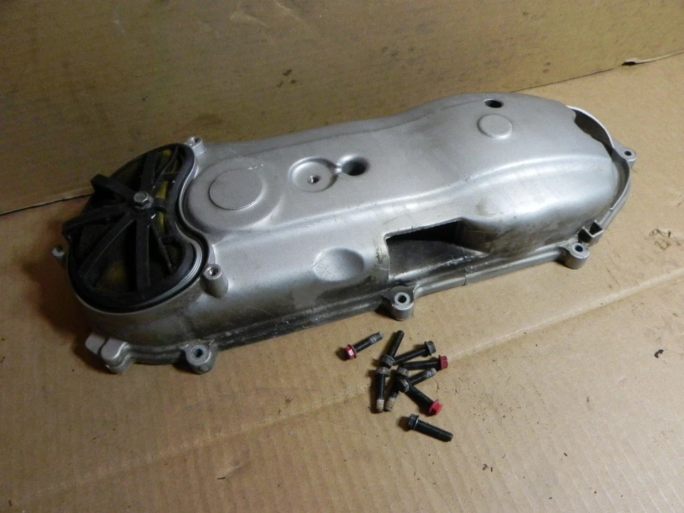 Cubierta de transmisión Yamaha Zuma 125 2009-2015 usada buena con pernos Foto 1 de 4