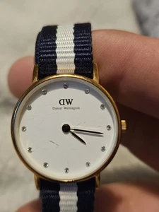 Reloj Daniel Wellington Hombre Clásico Tono Oro Rosa con Correa Rayas Azules  - Imagen 1 de 11