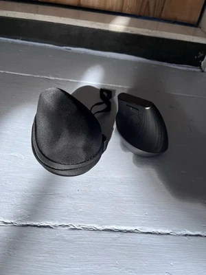 Logitech MX Ratón Óptico Inalámbrico Vertical, Grafito - Ratón y Estuche de Transporte Foto 1 de 4