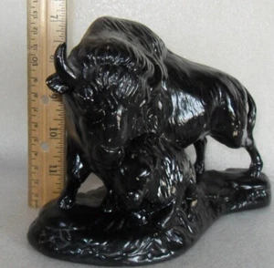 Bison Büffel mit Kalb Figur Künstler signiert schwarz glasiertes Biskuitporzellan - Bild 1 von 10