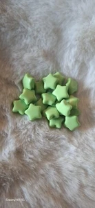Lot de 50 perles étoiles acrylique vert, environs 1 cm, neuf - Imagen 1 de 2