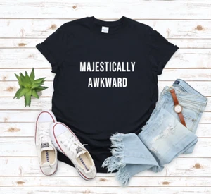 Majestically Awkward - Camiseta Geek Socialmente Incómoda Introvertida - Imagen 1 de 7