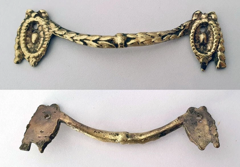 Ancien poignée de tiroir de meuble en bronze massif. Louis XV. - Photo 1/1