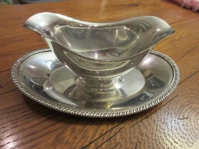 ONEIDA LTD - SILVER PLATE GRAVY BOAT - ATTACHED UNDER PLATE - Image 1 of 4