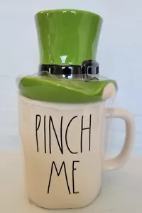 RAE DUNN Verde Irlandés Duende Sombrero PINCH ME TOPPER Taza de Cerámica de San Patricio Nuevo - Imagen 1 de 9