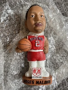 Neu im Karton NBA 76ers Moses Malone Wackelkopf Puppe mit Authentifizierungskarte & Zertifikat - Bild 1 von 8