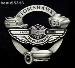 ⭐PIN DE FÁBRICA "TOMAHAWK" NUEVO HARLEY DAVIDSON 2003 100º ANIVERSARIO" - Imagen 1 de 2