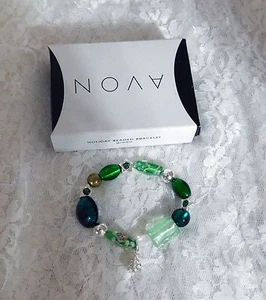Pulsera de cuentas Avon Holiday en verde Nuevo en caja  - Imagen 1 de 4