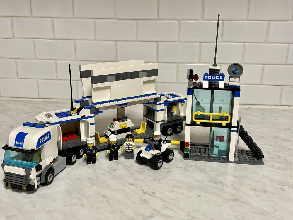 LEGO City: Police Command Centre (7743) Complete w/ Minifigs — Retired Set 2008
