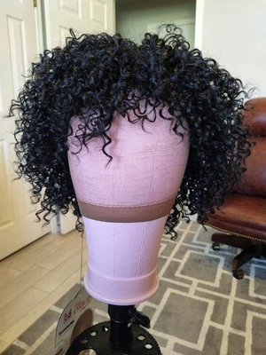 NUEVO CON ETIQUETAS Mezcla de Cabello Humano Bobbi Boss Peluca Corta Rizada Sin Pegamento Bangs Negro Jet #1 Foto 1 de 4