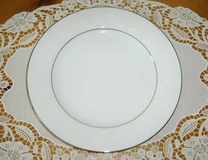 Plato vintage Noritake RANIER flores blancas 8 1/4" ~ - Imagen 1 de 5