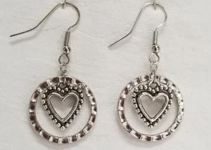 Schöne OHRRINGE Creolen mit HERZEN Handarbeit silberfarbene Metalle  - Bild 1 von 2