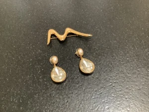 Vintage Trifari Pin & Earrings - Picture 1 of 2