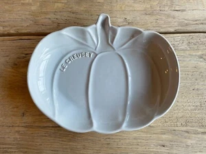 Le Creuset Stoneware Medium Pumpkin Dish/Plate, 9" Vapeur/Gray, NEW - Picture 1 of 8