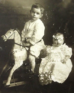 Antikes Holz Schaukelpferd Schrank Foto Junge und Baby 1910-20er Jahre - Bild 1 von 6