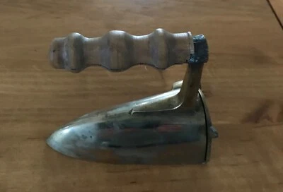 Fer a repasser en laiton sans pierre de chauffe. H 9,5 CM  long 11 CM  bon état  - Photo 1/2