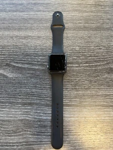 Apple Watch Series 3 42 mm/aluminium/LTE gris sidéral aluminium avec noir [J6GH.1] - Photo 1 sur 5