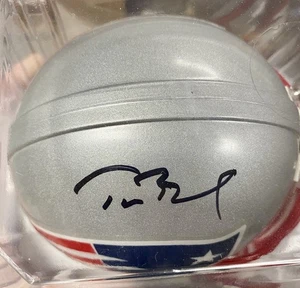 Von Tom Brady signierter New England Patriots Mini Helm - Beckett LOA - Bild 1 von 6