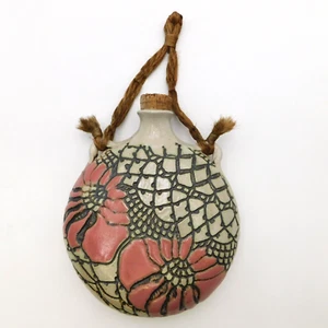 Jarrón colgante de pared flores 3D cerámica arte estudio Jana Kozon forma cantimplora - 1990 - Imagen 1 de 10